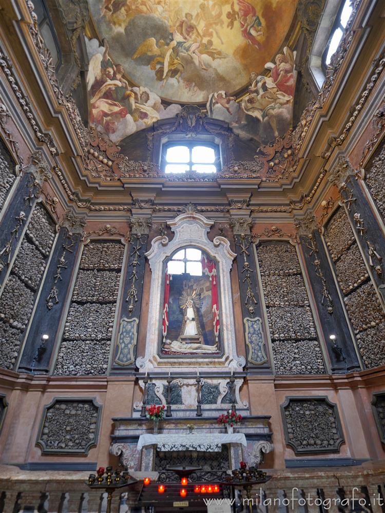 Milano - Interno dell'ossario della Chiesa di San Bernardino alle Ossa